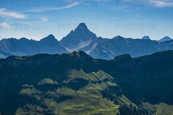 Koblat high trail on the Nebelhorn, behind it the Hochvogel, 2592m, Allgaeu Alps, Allgaeu, Bavaria, Germany, Europe