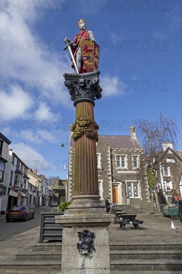 Prince Llewelyn the Great Statue, Houses, Lancaster Square, Conwy, Wales, United Kingdom, Europe