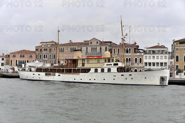 FAIR LADY, Traditional yacht in the water in front of historic Italian buildings, Venice, Veneto, Italy, Europe
