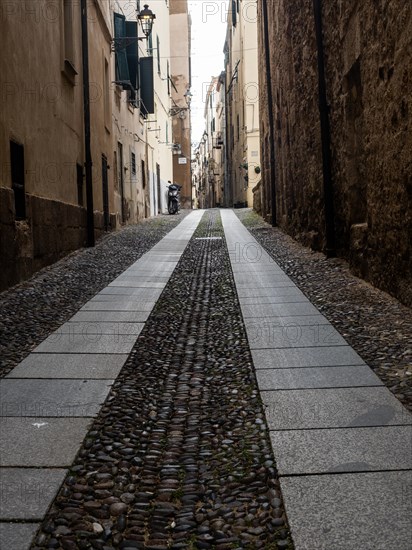 Narrow alley in the old town centre, Alghero, Sardinia, Italy, Europe