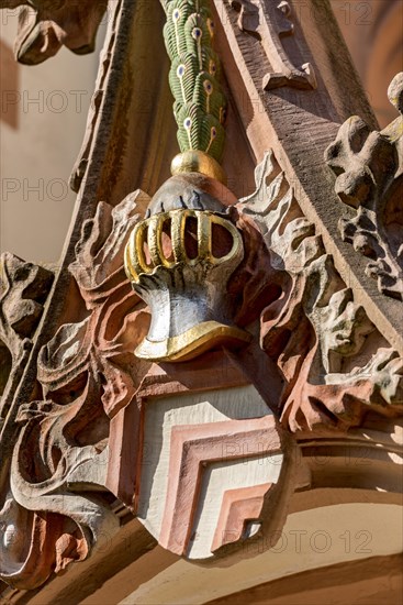 Coat of arms of the Lords of Eppstein with helmet and crest of peacock feathers above porch and portal, painted sandstone, stone, stonemasonry, Gothic St Mary's Church, Middle Ages, Old Town, Ortenberg, Vogelsberg, Wetterau, Hesse, Germany, Europe
