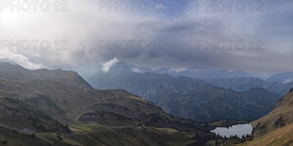 Mountain panorama from Zeigersattel to Seealpsee, on the left Hoefats 2259m, Allgaeu Alps, Allgaeu, Bavaria, Germany, Europe