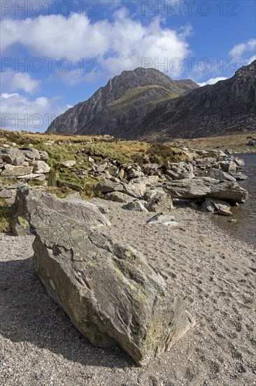 Stones, beach, Lake Llyn Idwal, Snowdonia National Park near Pont Pen-y-benglog, Bethesda, Bangor, Wales, Great Britain