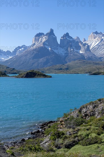 Lago Pehoe, mountain range of the Andes, Torres del Paine National Park, Parque Nacional Torres del Paine, Cordillera del Paine, Towers of the Blue Sky, Region de Magallanes y de la Antartica Chilena, Ultima Esperanza province, UNESCO biosphere reserve, Patagonia, end of the world, Chile, South America