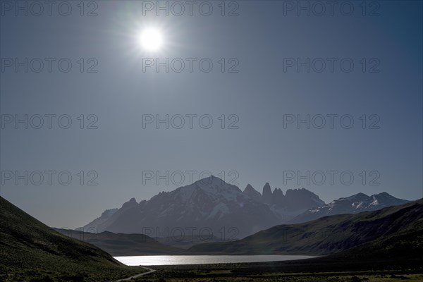 Laguna Amarga, mountain range of the Andes, backlight, sun, Torres del Paine National Park, Parque Nacional Torres del Paine, Cordillera del Paine, towers of the blue sky, Region de Magallanes y de la Antartica Chilena, Ultima Esperanza province, UNESCO biosphere reserve, Patagonia, end of the world, Chile, South America