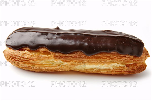 Chocolate eclair pastry on white background. KI generiert, generiert, AI generated