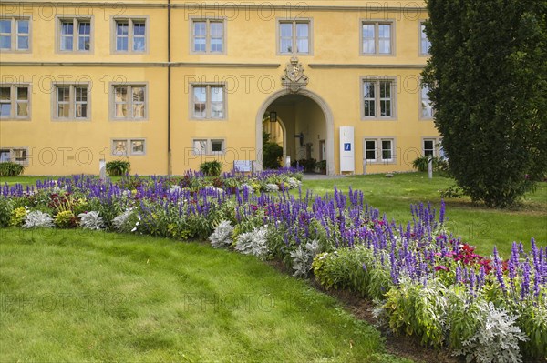 Winnental Castle built in the 15th century by the Teutonic Knights as the seat of the Winnender Kommende, former castle of the Teutonic Order, today Winnenden Castle Clinic Centre for Psychiatry, castle building, historical building, architecture, flower bed, garden passage, archway, castle park, lawn, meadow, Winnenden, Rems-Murr-Kreis, Baden-Wuerttemberg, Germany, Europe