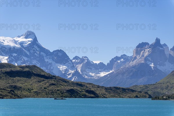 Lago Pehoe, behind it the Andes, Torres del Paine National Park, Parque Nacional Torres del Paine, Cordillera del Paine, Towers of the Blue Sky, Region de Magallanes y de la Antartica Chilena, Ultima Esperanza Province, UNESCO Biosphere Reserve, Patagonia, End of the World, Chile, South America