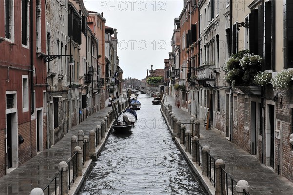 Canal Fondamenta Soranzo delle Fornaci, A narrow canal with boats surrounded by buildings in Venice, Venice, Veneto, Italy, Europe
