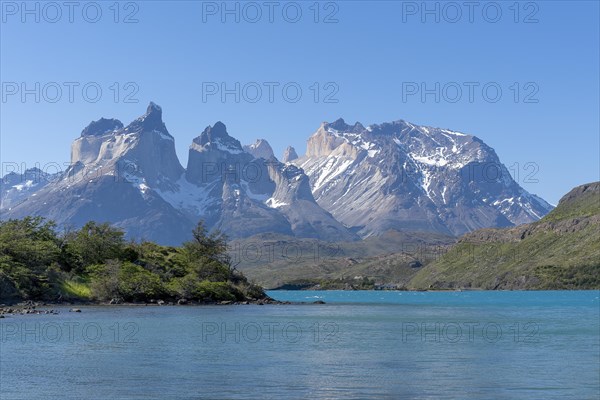 Lago Pehoe, mountain range of the Andes, Torres del Paine National Park, Parque Nacional Torres del Paine, Cordillera del Paine, Towers of the Blue Sky, Region de Magallanes y de la Antartica Chilena, Ultima Esperanza province, UNESCO biosphere reserve, Patagonia, end of the world, Chile, South America