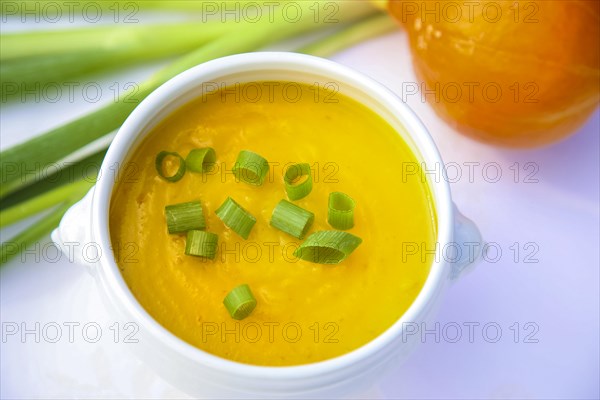 South German cuisine, pumpkin soup, Hokkaid soup, pumpkin, fruit vegetables, fruit, healthy cooking, vegetarian, vegan, autumn cuisine, pumpkin dishes, food, studio, soup bowl, lion's head bowl, Germany, Europe