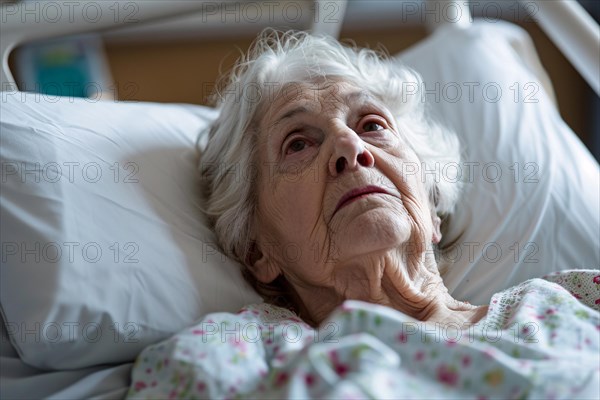Very old woman lying in bed in hospital or retirement home. KI generiert, generiert, AI generated