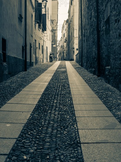 Narrow alley in the old town centre, Alghero, Sardinia, Italy, Europe