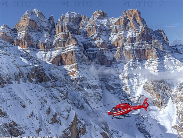 Roter Hubschrauber im Flug nahe schneebedeckten Felsformationen und Wolken, Rettungshubschrauber im Einsatz, AI generiert, AI generated