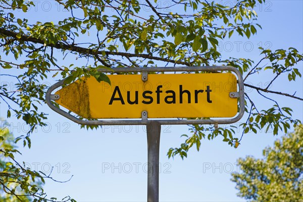 Sign, yellow traffic sign, traffic sign, direction, exit, letters, writing, traffic rules, campus, Reutlingen University, Reutlingen University, Texoversum, Reutlingen, Baden-Wuerttemberg, Germany, Europe