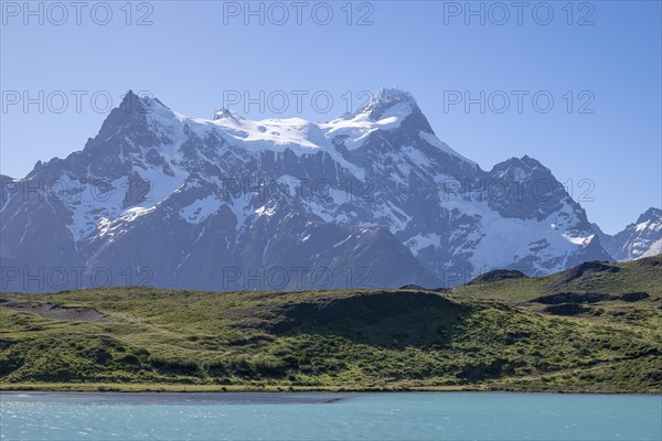 Lago Pehoe, mountain range of the Andes, Torres del Paine National Park, Parque Nacional Torres del Paine, Cordillera del Paine, Towers of the Blue Sky, Region de Magallanes y de la Antartica Chilena, Ultima Esperanza province, UNESCO biosphere reserve, Patagonia, end of the world, Chile, South America