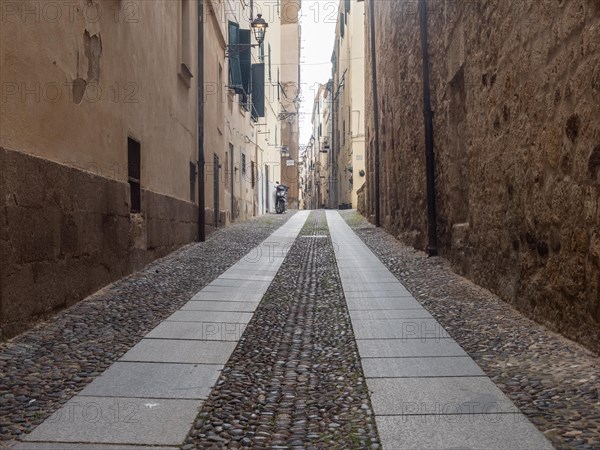 Narrow alley in the old town centre, Alghero, Sardinia, Italy, Europe