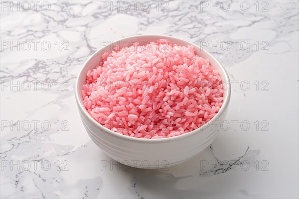 Pink lab-made meat-rice hybrid in bowl. KI generiert, generiert, AI generated