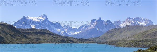 Panorama, Lago Pehoe, behind it the Andes, Torres del Paine National Park, Parque Nacional Torres del Paine, Cordillera del Paine, Towers of the Blue Sky, Region de Magallanes y de la Antartica Chilena, Ultima Esperanza Province, UNESCO Biosphere Reserve, Patagonia, End of the World, Chile, South America