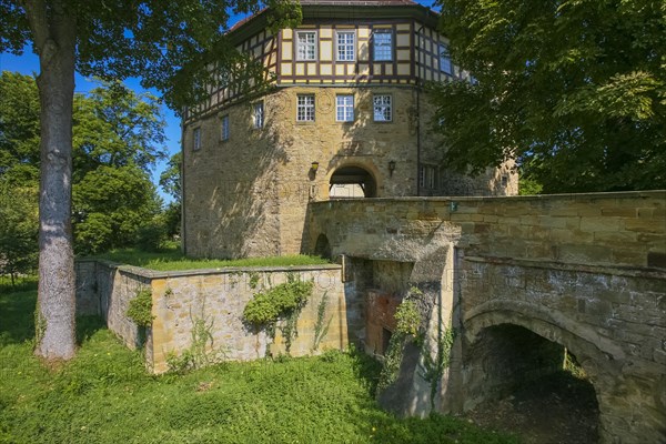 Access to the moated castle Sachsenheim, Grosssachsenheim Castle, former moated castle, archway, wall, bridge, passage, coat of arms, with inscription, exterior lights, lamps, architecture, historic building from the 15th century, Sachsenheim, Ludwigsburg district, Baden-Wuerttemberg, Germany, Europe