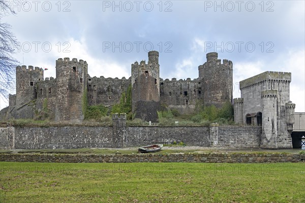 Castle, fishing boat, Conwy, Wales, Great Britain