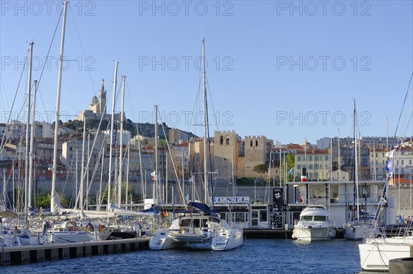 Sailing boats and yachts moored in the harbour with a view of the city of Marseille, Marseille, Departement Bouches-du-Rhone, Region Provence-Alpes-Cote d'Azur, France, Europe