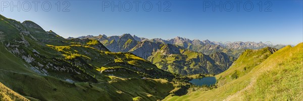 Mountain panorama from Zeigersattel to Seealpsee, on the left Hoefats 2259m, Allgaeu Alps, Allgaeu, Bavaria, Germany, Europe