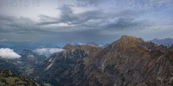 Mountain panorama from the Nebelhorn, 2224m, to the Rotspitze, 2034m, Kleiner Daumen, 2197m, Grosser Daumen, 2280m, on the right the Hindelanger via ferrata, Allgaeu Alps, Allgaeu, Bavaria, Germany, Europe