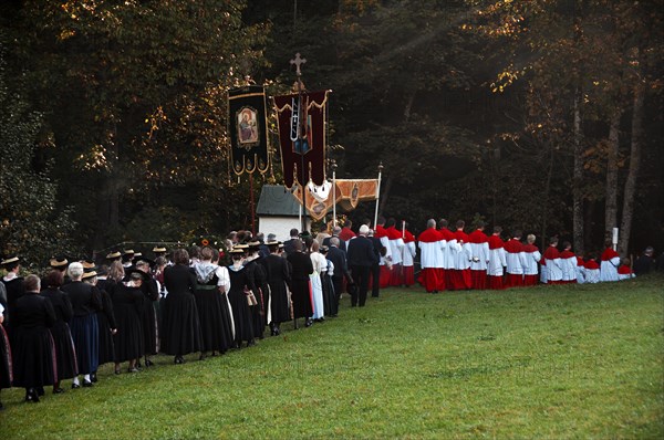 Thanksgiving procession on the way to the pilgrimage church Maria Kunterweg in Ramsau, Ramsau, Upper Bavaria, Germany, Europe