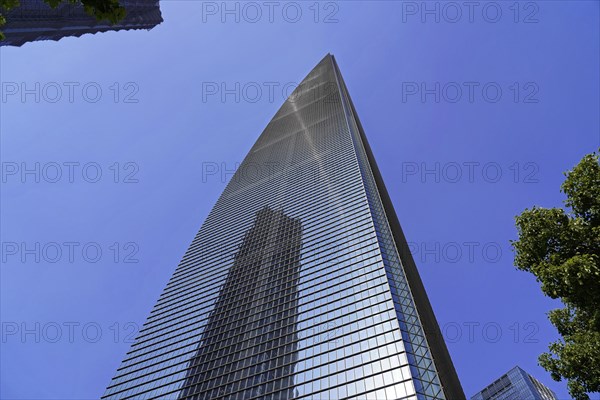 The 632 metre high Shanghai Tower, nicknamed The Twist, Shanghai, People's Republic of China, A modern skyscraper rises majestically into the clear blue sky, Shanghai, China, Asia