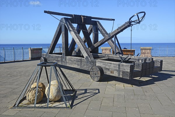Medieval catapult at fortress wall of Alghero, Sardinia, Italy, Mediterranean, Southern Europe, Europe
