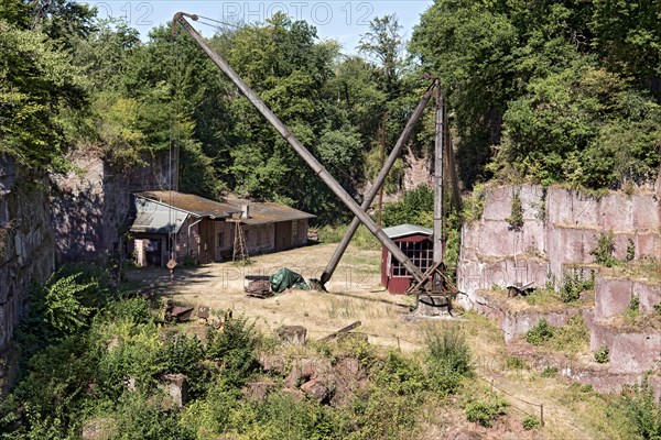 Disused Michelnau quarry, Michelnau tuff, red basalt, red lava, cinder agglomerate, Tertiary volcano, geotope, wooden crane, derrick crane, industrial monument, Michelnau, Vogelsberg Volcanic Region nature park Park, Nidda, Wetterau, Hesse, Germany, Europe