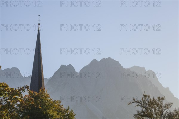 Old parish church of St Martin in the evening light, Wetterstein mountains with Zugspitze massif, Garmisch-Partenkirchen, Werdenfelser Land, Upper Bavaria, Bavaria, Germany, Europe
