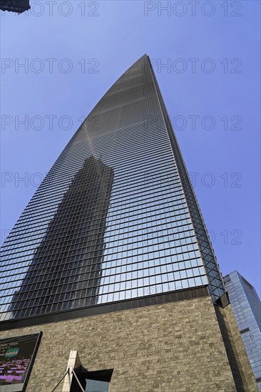 The 632 metre high Shanghai Tower, nicknamed The Twist, Shanghai, People's Republic of China, A modern skyscraper with a glass facade rises into the clear blue sky, Shanghai, China, Asia