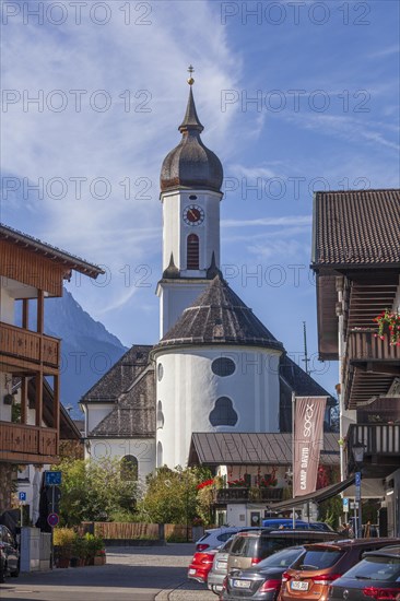 St Martin's parish church, Wetterstein mountains with Zugspitze massif, Garmisch district, Garmisch-Partenkirchen, Werdenfelser Land, Upper Bavaria, Bavaria, Germany, Europe