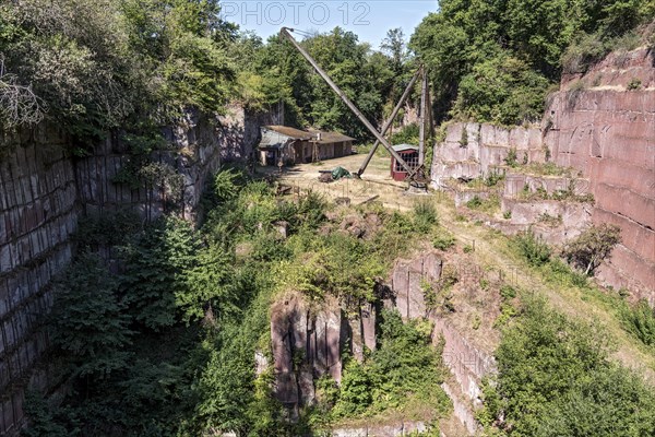 Disused Michelnau quarry, Michelnau tuff, red basalt, red lava, cinder agglomerate, Tertiary volcano, geotope, wooden crane, derrick crane, industrial monument, Michelnau, Vogelsberg Volcanic Region nature park Park, Nidda, Wetterau, Hesse, Germany, Europe