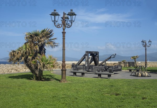 Medieval catapult at fortress wall of Alghero, Sardinia, Italy, Mediterranean, Southern Europe, Europe