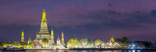 Festive lighting on New Year's Eve at Wat Arun, Temple of Dawn, Bangkok, Thailand, Asia