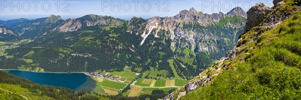 Mountain panorama from the Krinnenspitze, 2000m, to Haldensee, Aggenstein, 1986m, Friedberger Klettersteig, Rote Flueh, 2108m, Gimpel, 2173m and Koellenspitze, 2238m, Tannheimer Berge, Allgaeu Alps, Tyrol, Austria, Europe