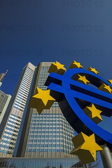 Euro sign, Eurotower, Willy-Brandt-Platz, banking district, Frankfurt am Main, Hesse, Germany, Europe