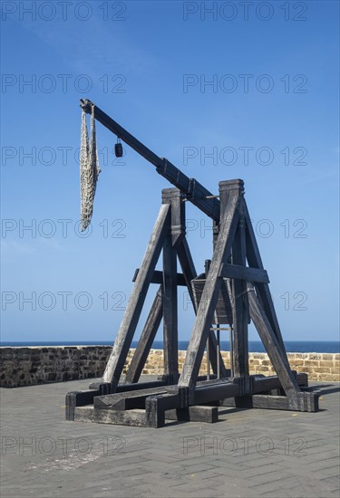 Medieval catapult at fortress wall of Alghero, Sardinia, Italy, Mediterranean, Southern Europe, Europe