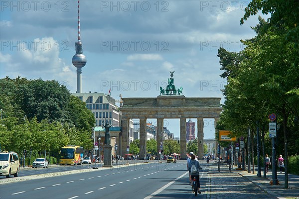 Tower of the Rotes Rathaus and the television tower, Wedding, Berlin, Berlin, 06.07.2020, Germany, Berlin, Strasse des 17. Juni, view to the Brandenburg Gate in east direction, in the background, Europe