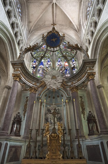 Main altar from the late 18th century, Notre Dame de l'Assomption Cathedral, Lucon, Vendee, France, Europe