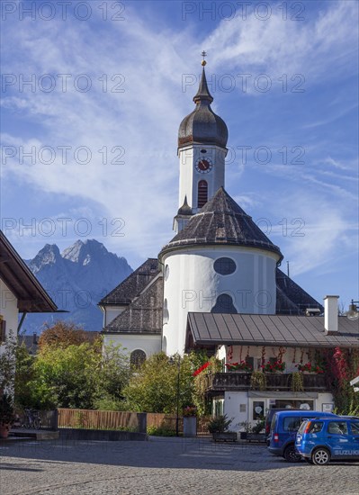 St Martin's parish church, Wetterstein mountains with Zugspitze massif, Garmisch district, Garmisch-Partenkirchen, Werdenfelser Land, Upper Bavaria, Bavaria, Germany, Europe