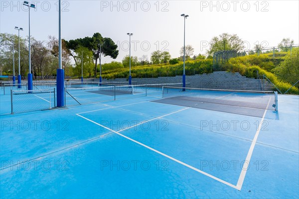 Outdoors sportive facilities with pickleball courts and no people in a sunny day