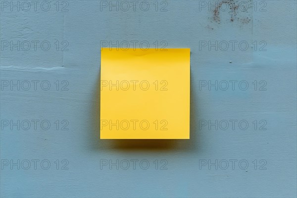 Yellow empty memo note pad stuck to blue wall. KI generiert, generiert, AI generated