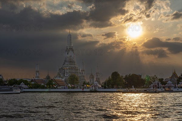 Sunset at Wat Arun, Temple of Dawn, Bangkok, Thailand, Asia