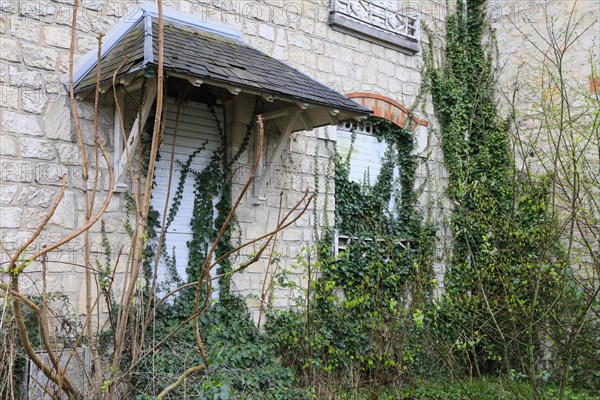 Art Nouveau house overgrown with ivy, Saint-Dizier, Haute-Marne department, Grand Est region, France, Europe