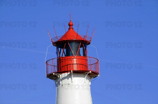 Sylt, Schleswig-Holstein, lighthouse at Ellenbogen, North Frisian island, Germany, Europe, close-up of the top of a red and white lighthouse against a blue sky, Europe