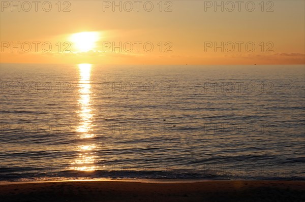Beach 5 km south of Westerland, Sylt, North Frisian Island, Schleswig Holstein, The calm sea reflects the rising sun under a clear sky, Sylt, North Frisian Island, Schleswig Holstein, Germany, Europe